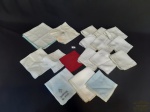 Lote de 17 Guardanapos Diversos Modelos . Medida: Maior 33 cm x 34 cm e Menor 21 cm x 21 cm. Apresenta Marcas de Uso