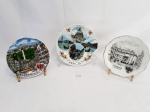 3 pratos decorativos  em porcelana  representando diversos paises .Medida:15 cm e 16 cm de diametro. Nao acompanha os suportes