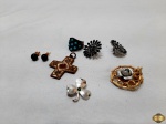 Lote de bijuterias. Composto por anéis, brincos, broches e etc.