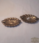 Par  de cinzeiros em metal dourado. Medida 13cm x 7 cm