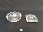 Lote 2 Cinzeiros em Demi Cristal Lapidados. Medida: 12 cm x 12 cm e 14,5 cm diametro