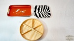 Lote 3 peças, 1 bandeja em melanina, 2 petisqueiras . Medida da bandeja 27X17 cm, bandeja estampa de zebra 20X20 cm, petisqueira com divisória 23 cm diâmetro.