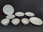 Lote 8 Peças em Porcelana Branca sendo 4 Pratos Fundos, 1 Prato sobremesa e 3 Bowls. Medidas Prato Fundo 23 cm diametro e Bowl 13 cm diametro x 6 cm altura.
