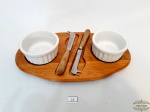 Petisqueira em madeira Tramontina com 2 Ramequim em Porcelana Branca e 2 Espatulas. Medidas Espatulas 14 cm comprimento , Ramequim 8 cm diametro x 4,5 altura e Petisqueira 28 cm x 16 cm.