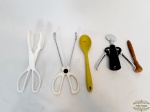 Lote 5 Peças Utensilos de Cozinha Diversos Sendo 2 Pegadores , 1 Colher ,1 Saca Rolhas e 1 Socador. Medidas Maior 30 cm e Menor 17 cm.