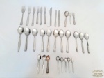 Lote de 31 Talheres Diversos Modelos  em  Aço Inox sendo: 3 Garfos de Jantar 19 cm comprimento; 3 Garfos de Sobremesa cm comprimento; 1 Faca de Mesa 20 cm comprimento; 2 Facas de Sobremesa 18 cm comprimento; 1 Colher de Molho 15,5 cm comprimento; 1 Espátula 12,5 cm comprimento; 1 Garfo sobremesa 13 cm comprimento; 3 Colheres de Chá 11,5 cm comprimento; 5 Colheres de Café 10 cm comprimento; 8 Colheres de Sopa 17,5 cm comprimento; 3 Colheres de Sobremesa 16 cm comprimento;
