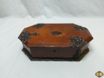 Caixa facetada em madeira de jacarandá. Medindo 29,5cm x 18,5cm x 8cm de altura. Com leve queimado na tampa.