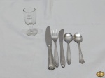 Lote composto de 5 talheres em aço inox e 1 taça de licor em Cristal, peças com logo da cia aérea Varig.