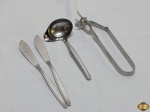 Lote composto de garfo com extrator, 2 facas de peixe e 1 concha de molho em aço inox. Medindo o garfo 20,5cm de comprimento.