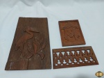 Lote de 3 placas decorativas para pendurar em madeira entalhada. Medindo a maior com ave em relevo 29cm x 18,5cm.