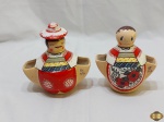 Par de enfeites em cerâmica pintada para guardar talher. Medindo 15,5cm de altura.