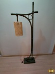 Abajur de pé em bambu pintado com cúpula. Medindo 174cm de altura x 60,5cm de largura.