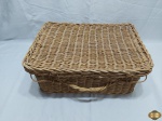 Cesta com tampa em ratam trançado. Medindo 46cm x 35cm x 20cm de profundidade.