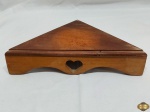 Prateleira de canto em madeira com detalhe de coração. Medindo 37,5cm de largura x 18,5cm de profundidade.