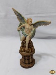 Bibelot em resina na forma de anjo com policromia. Medindo 24cm de altura.