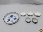 Lote composto de 3 manteigueiras em porcelana branca, 2 manteigueiras em porcelana azul e branca e petisqueira redonda em porcelana azul e branca. Medindo 15cm de diâmetro.
