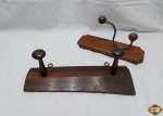 Lote composto de 2 cabideiros duplos de parede em madeira. Medindo o maior 37cm x 12cm.