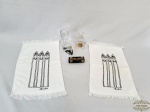 Lote 5 Peças Diversas sendo 2 Toalhas, 1 porta batom, 1 porta celular e 1 Perfumeiro .Medida: Toalhas 22 cm x 36 cm , Porta cel 10 cm altura e perfumeiro 8 cm altura