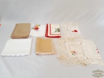 lote de8 Panos Bandeja Diversos em algodão .Medida: Maior 49 cm x 29 cm e menor 34 cm x 28 cm. apresenta Marcas Tempo, desgastes