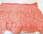 Toalha de Mesa Retangular em Crochê Rosa .Medida: 175 cm x 165 cm. Apresenta marcas de uso