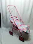 Carrinho de boneca na cor rosa, desmontável.  Medindo 75cm de altura.