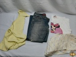 Lote de Roupas Feminina. Composto por 1 calça Jeans TAM: 38, 1 touca de lã e 2 blusas sendo a amarela frente única TAM: P e a outra TAM: M.