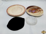 Lote composto de prato raso em porcelana, prato decorativo em porcelana, pires de café em vidro e kipa judaico. Medindo o prato raso 23,5cm de diâmetro.