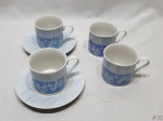 Jogo de 4 xícaras de café com 2 pires em porcelana estampada.
