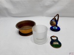 Lote composto de enfeite com base de olho grego e bola com cena galante, abridor de garrafa em bronze esmaltado, etc. Medindo o enfeite 11,5cm de altura.