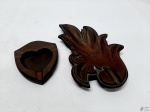 Lote composto de 2 cinzeiros em bronze. Medindo o cinzeiro maior 20,5cm x 12,5cm.