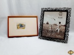 Lote de quadro com moldura em madeira e vidro frontal e porta retrato em metal trabalhado. Medindo o quadro 31,5cm x 22,5cm.