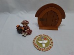 Lote diverso, composto de enfeite de porta em madeira, menina sentada em resina e Espírito Santo em madeira com moldura em tecido. Medindo a porta 20,5cm x 19cm.