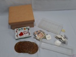Lote diverso, composto de caixa em madeira, cinzeiro em porcelana, descansos de copo, etc. Medindo a caixa 22cm x 22cm x 11cm de altura.