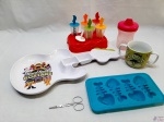 Lote diverso, composto de copo com tampa, caneca infantil, formas para picolé, etc. Medindo o prato na forma de guitarra 39cm de comprimento.