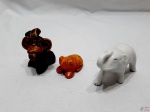 Lote composto de elefante em porcelana, sapo em resina e macaco em resina. Medindo o elefante 11,5cm de comprimento x 7,5cm de altura.