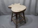 Banco em madeira com patina branca e assento na forma de vaca. Medindo 33cm x 33cm x 49,5cm de altura.