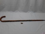 Bengala em madeira com ponteira e acabamento em metal dourado. Medindo 91cm de altura.