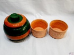 Lote composto de potiche em porcelana e 2 cachepot em cerâmica com relevos. Medindo o potiche 16,5cm de altura.