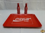 Bandeja retangular com 2 garrafas em alumínio da Coca-Cola. Medindo a bandeja 40cm x 30cm.