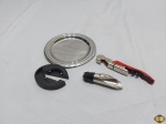Lote composto de saca rolha, suporte para retirar a rolha, rolha em aço inox e descanso de garrafa. Medindo o descanso 12,5cm de diâmetro.