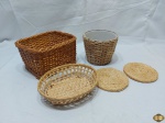 Lote composto de 2 cestas, 2 descansos de panela e 1 balde de gelo, todas as peças em ratam. Medindo a cesta maior 21,5cm x 16,5cm x 12,5cm de altura.