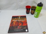 Livro Ilustrado do Flamengo com 2 copos oficial e 1 garrafa squeeze. Livro com algumas figurinhas faltando.