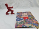 Livro Ilustrativo Pierre, O Detetive dos Labirintos e 1 suporte para livros.