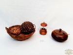 Lote 3 Peças em Palha e Madeira sendo 1 cesta com bolas decorativas, 1 moedor de pimenta e 1 farinheira . Medida Moedor 11 cm altura e farinheira 5 cm altura x 7,5 cm diametro