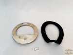 Lote 2 Peças sendo 1 Ferradura  em ferro e 1 estribo  em aço  niquelado.. Medida ferradura 12 cm x 14 cm e Estribo 13 cm diametro.