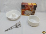 Lote composto de conjunto para confeitar da Kaplast, forma de bolo em melanina, tigela em vidro opalinado e 2 pás para batedeira. Medindo a forma de bolo 23,5cm de diâmetro de boca x 7cm de altura.