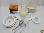 Lote diverso, composto de tigelas, pás para batedeira, ferro de passar roupa, etc. Medindo a tigela maior 22,5cm de diâmetro x 12,5cm de altura.