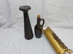 Lote composto de garrafa licoreira em cerâmica marrom, castiçal em madeira ondulada e bandeja em metal dourado rendado. Medindo o castiçal 35,5cm de altura.