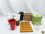 Lote diverso, composto de copos plásticos, copo térmico, porta talher em ratam, etc. Medindo o copo térmico 17cm de altura.