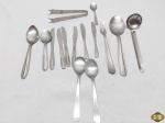 Lote de 14 talheres diversos em aço inox. Composto de 1 colher de sopa, 3 colheres de sobremesa, 5 facas de sobremesa, 1 colher de açucareiro, garfo trinchante, colher de servir, pinça de gelo e concha de molho.